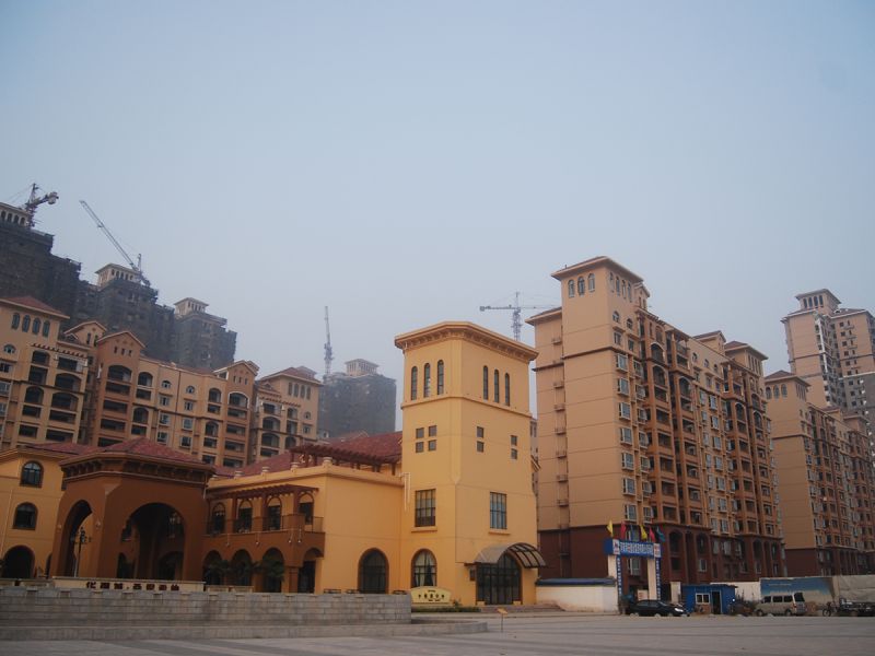 華強(qiáng)城一期二標(biāo)段工程（2010年省文明工地、省“結(jié)構(gòu)中州杯”工程）