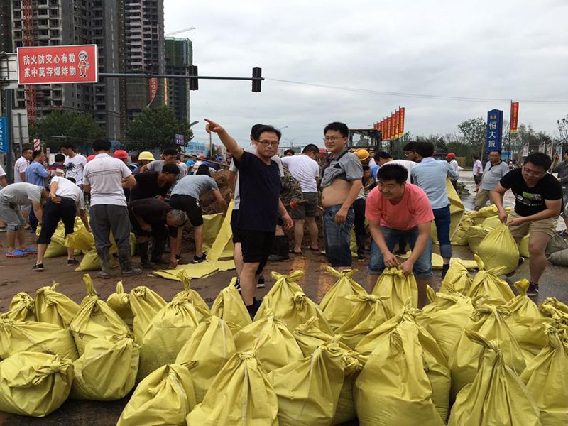 2016年7月20日，集團(tuán)公司組織員工參與“安陽(yáng)7·19特大洪水”搶險(xiǎn)救災(zāi)工作。